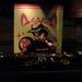 その横で本番に備えてターンテーブルをチェックするDJ ZAWACHES