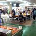 市場の真ん中にあるテーブルで食べる。