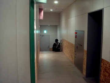 んで、只今名古屋にきております。楽屋廊下ではアフラのビートボックスが鳴り響いてます。凄いな！！