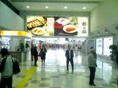 あっさり福岡空港へ夕方に到着。福岡は空港から町が近いので快適です。