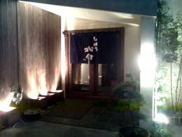 リハも終わって、晩メシは串焼き「博多 松介」。いいかんじの門構え。