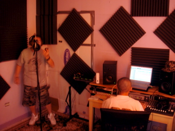 ジャマイカでMIXまで仕上げる２曲を練習録音。