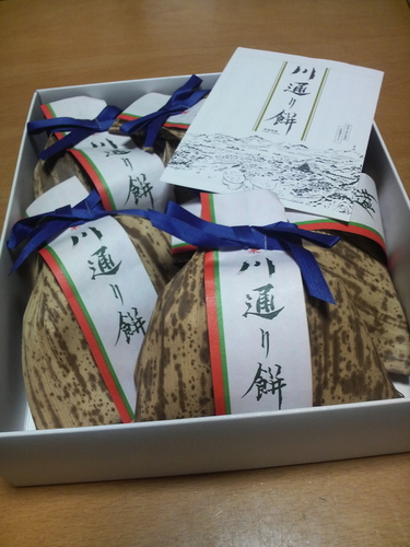 昨日はドギーくんが遊びにきてくれて「川通り餅」なる広島土産をいただきました。なかにクルミが入ったきなこもちでうまかった。