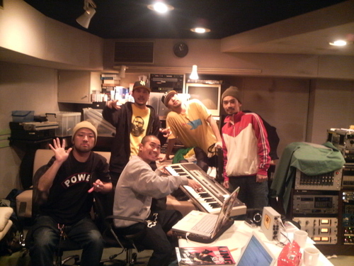Recording with AFRA & Incredible Beatbox Band。夜１１時頃の様子。気合い満点。