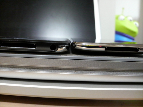ちなみにmacbookの上に第１世代のtouch16G（左）と並べて置いてみたところ。結局の厚みは同じようだが、カタチが先細っていてダンゼン薄く見える！！
