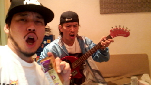ユンケル飲んで気合い入れてがんばってます。いきなりジャマしに来たTakafinと。TとRでThunder Rollです（久しぶりに）