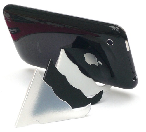 気になるモノ　iPhoneたてだが、iPod touchはもちろん１ℓのオレンジジュースも立てるぜ！！と広告に書いてます。折りたたんでカードサイズになる。
