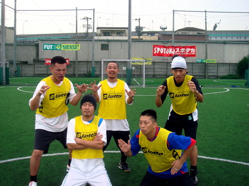 昨日はまずフットサル。久々に稲妻シュートきまったし（まぐれ？）いい感じでした！！飽きのこないスポーツの秋。