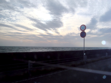 海岸線をはしり...すんごい人数のサーファーが波乗ってました。