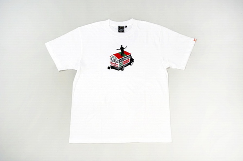こちらも新作”Spicy Tee（ホワイト）”。屋台のジャークチキン屋さんがモチーフ。4200円。