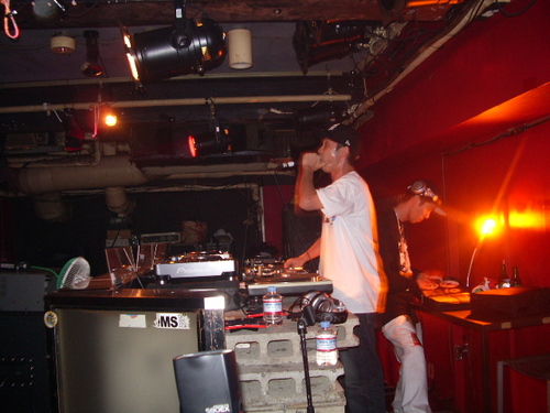昨夜のBig Timers...今回で3回目となる３ピースライブショウケース。ライブ前からリコソルジャー、アーセナル、ロデム、MJRで満員パンパンのお客さんを加熱