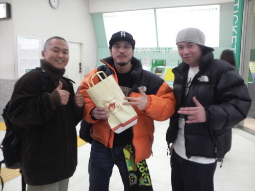 そして翌日、CHAMBALAYAことパチくんと、DJのHOOLISHと。柏家の”薄皮饅頭”頂きました。おつかれっした！！！