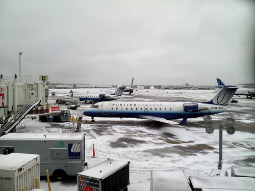 雪の空港を見ると「ダイハード２」のエンディングを思い出してしまうオレ。あれはLAか。