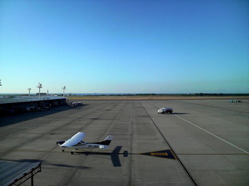 しかし、一旦飛行機に乗ってから爆睡しようとしてたところ、なかなか離陸しない。何かと思ったらなんか機材トラブルらしく、８時半発の予定が、６時間遅れの2時半発に。