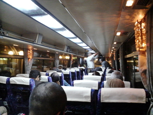 しかも電車が満席のため、JALが用意してくれたバスで釧路まで。なんと６時間の旅。うえー。