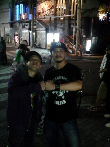 人だかりのなかでNG-HEADの歌声が！！KENTYと一緒にPOWER RECORD閉店のインストア ライブでした。まとめかけでしたが空気読まずに乱入しときました。