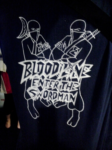 現在ボンくんのマネージャーでもある水野くんの来てたTシャツが懐かしすぎてヤバい。１０年ほど前にボンくんとSuper-Bでつくった「BLOOD LINE」Tシャツ。ここで着てくるあたりニクい。