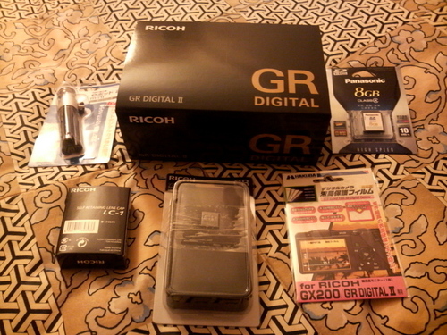 ついにビックカメラにてRICOHのGR DIGITALⅡ購入。一緒に揃えたミニ三脚、GX用レンズキャップ（無理矢理併用）、ケース、液晶保護シート、SD Card 8G。いざ開封致す＠ホテル。