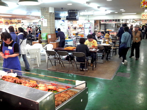 市場の真ん中にあるテーブルで食べる。