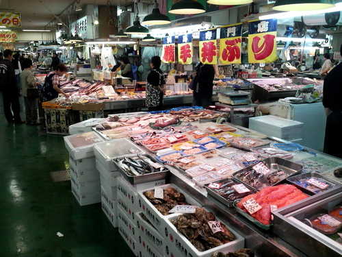 この市場の中でならどこでも、ご飯を買って具材を好きなように乗せることができる丼、それが「勝手丼」だ！！