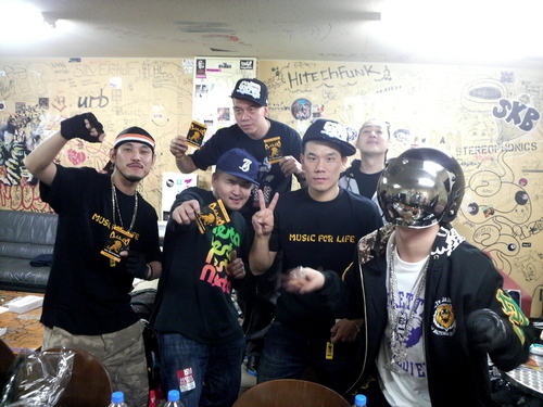 楽屋にて。右からジャンボ？（このメットの謎は明日の大阪公演にてどうぞ）、BAM BAM、JUN4、サミーT、そして大阪から来てごぶさたのマツイ（from Sound Platinum）。