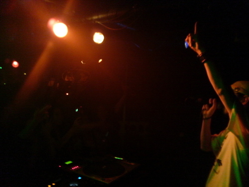 ２年ぶりのClub GREEN。ライブはひさびさにDJブース内で歌うスタイル。お客との距離もめっちゃ近いです。