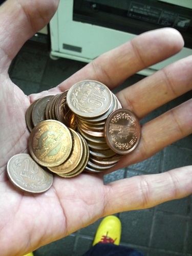 新大阪駅でジュース買ったら１０円玉が２５枚帰ってきた。めんどー