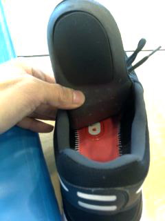 小さいセンサーをNike+対応の靴底にセット