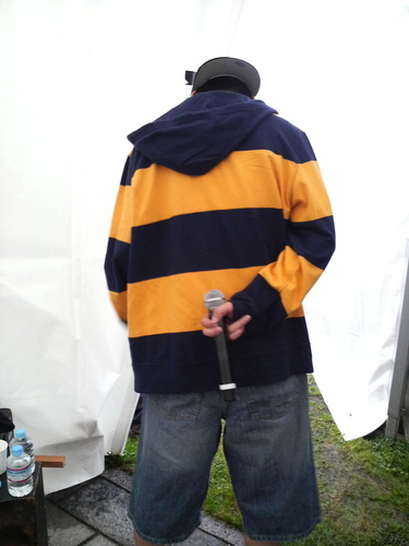 横浜の赤レンガにて、皆音（みなと）FESTA 2008行ってきました！！マイクはいつもの持ちかたで。我流です。