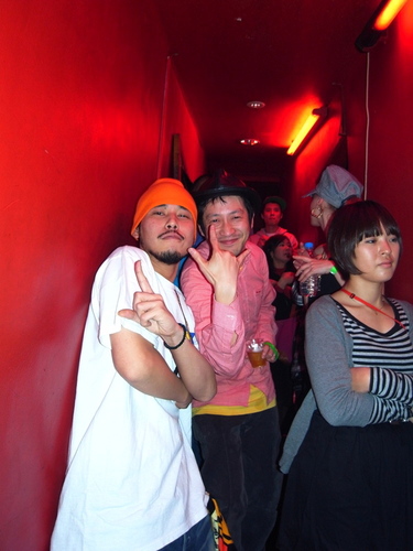 昨日は、club asiaにて例のAFRA&Incredible Beat Box Bandのアルバム”WORLD CLASS”リリースパーティーいってきました！！出番前にSHINGOさんと。