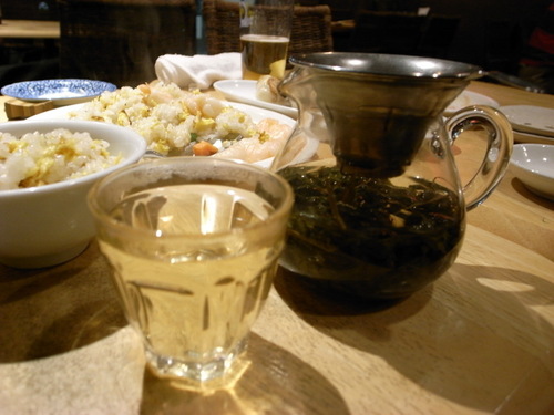 そしてちょこっと落ち着いた今日は、そのP姉もハマった三茶の台湾料理屋にてメシ。高山ウーロン茶。いやー台湾いってみたい。