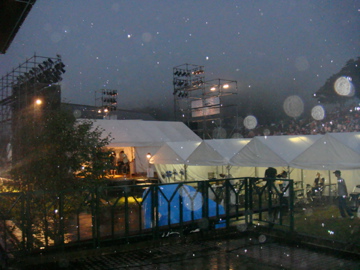 そして翌日本番。俺らの時間帯には、ついに雨が降って、、