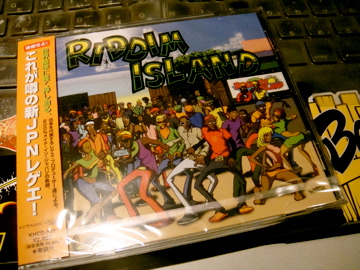 ロッカーズアイランドのこやしレーベルから出るコンピレーションアルバム”RIDDIM ISLAND”の完成版のサンプルが届きました！！もうじき発売なんで！！みなさんよろしく！！