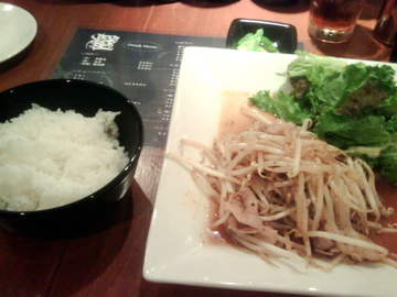 今日の晩飯は燈の店長お任せ定食！豚肉ともやし炒め。ウマかったス！Withロデムサイクロン。台風が過ぎた直後にまた台風！？！？！