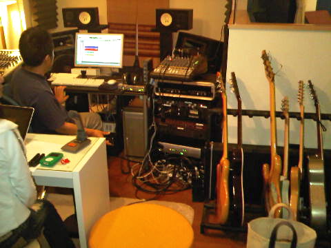 28日火曜日単身神奈川県東葉山にあるBongo Mangoスタジオでレコーディングしてきました！