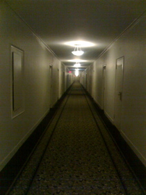 NY出発。宿泊していたPensylvania Hotelは超巨大な観光ホテルで、マンハッタンのど真ん中にありますが、ちょっと古くてでかいので、映画「シャイニング」を思わせます。ネットもないw