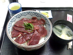 ここの名物らしい「さくら丼」。馬肉です。普通にうまい。