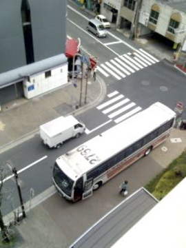 すでにホテル前にはでかいバスが待機。今日はこれに乗って阿蘇の噴火口まで♫〜運んでく〜れよ〜♫♪