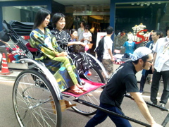 昨日と今日は熊本では「清正公（せいしょこ）まつり」という加藤清正ゆかりのお祭りらしく、市内中にゆかたのひとびとが。