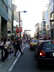 で、カズシさんと車で２時間のドライブ。現在、福岡天神に到着！！！！