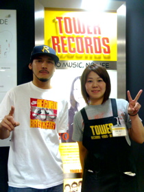 そしてTOWER RECORDS 福岡店にて、多田さんと。よろしくおねがいします！！！